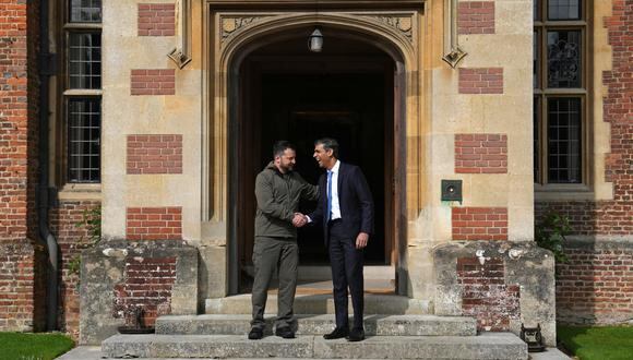 El primer ministro británico, Rishi Sunak (derecha), saluda al presidente de Ucrania, Volodymyr Zelensky, en Chequers, la residencia oficial del primer ministro, cerca de Ellesborough, al noroeste de Londres, el 15 de mayo de 2023. (Foto de Carl Court / PISCINA / AFP)