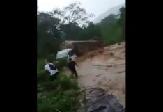 Cajamarca: huaico sorprende a conductor y arrastra pesado camión