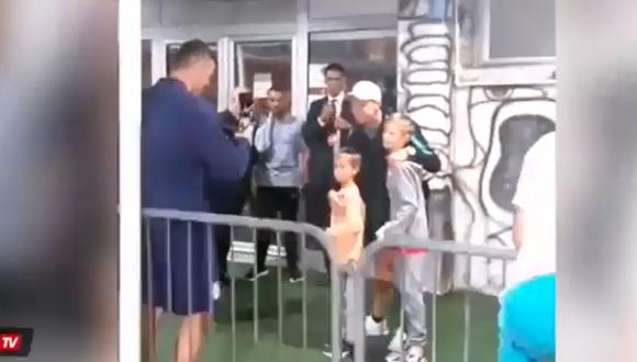 El gesto de Cristiano Ronaldo con los hijos de Matic. (Captura y video: YouTube)
