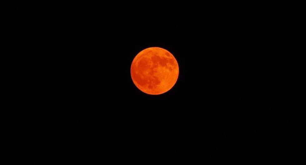 La Luna adquiere el tono rojizo por la refracción de sus rayos en la atmósfera. (Foto: Wyn Van Devanter/Flickr)