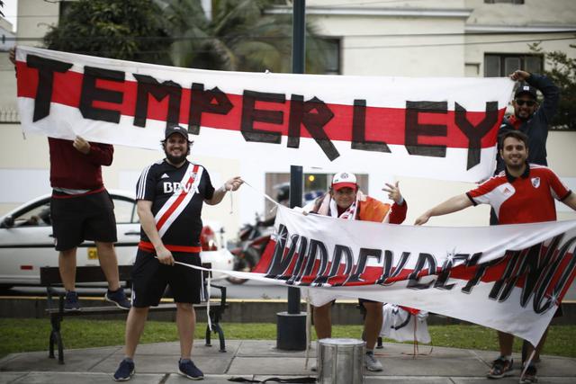 Hinchas de River Plate caminaron desde miraflores hasta el hotel para recibir al equipo argentino | Foto: Renzo Salazar/GEC