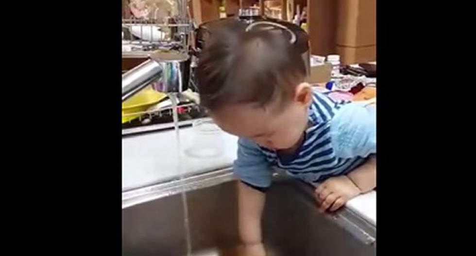 Un tierno bebe coreano derrite de ternura al mundo mientras lava sin mayores problemas tazas y platos.