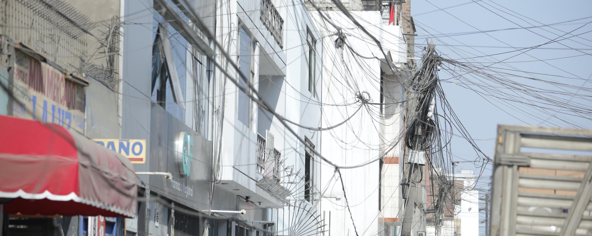 El poste de los 200 cables: indignación en Los Olivos por maraña que pone en riesgo a decenas de vecinos