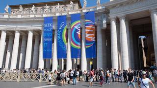 Miles de monaguillos esperan en las calles de Roma a su encuentro con el Papa