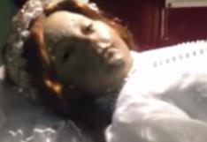 YouTube: extraño cadáver de niña mártir aterroriza al abrir los ojos