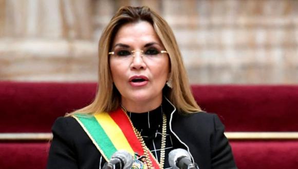 Jeanine Anez pronuncia un mensaje durante la celebración del 195 aniversario de la Independencia de Bolivia en el palacio de gobierno en La Paz, el 6 de agosto de 2020. (AFP).