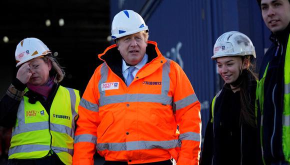 El primer ministro británico, Boris Johnson (centro), visita Tilbury Docks el 31 de enero de 2022. (Matt Dunham / PISCINA / AFP).