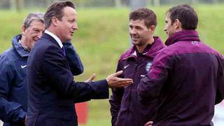 David Cameron visitó selección inglesa antes de duelo con Perú