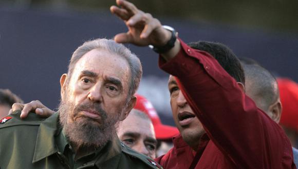 Un 31 de julio del 2006, Fidel Castro delega provisionalmente el poder en su hermano Raúl tras sufrir una crisis intestinal. (JUAN MABROMATA / AFP).