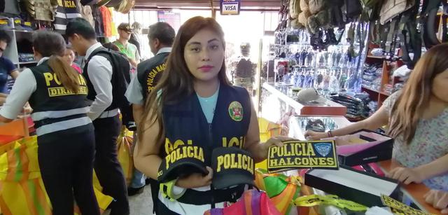 La PNP intervino varias tiendas en el Rímac que vendían uniformes policiales y placas sin ninguna autorización. Las prendas fueron decomisadas (Difusión).