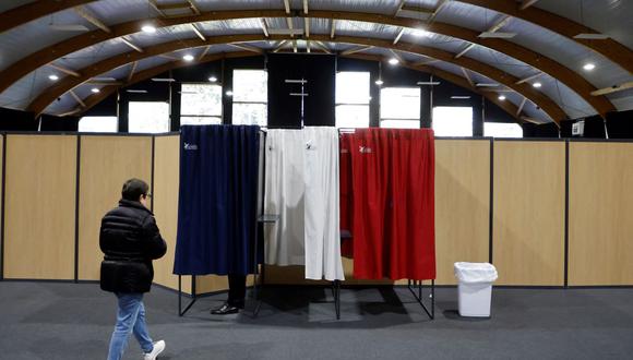 Los votantes se preparan para sufragar en la primera vuelta de las elecciones presidenciales de Francia en un colegio de Le Touquet, el 10 de abril de 2022. (Ludovic MARIN / AFP).