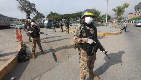 El Ejército Peruano y la Policía Nacional recorren las calles de Villa María del Triunfo durante inmovilización social obligatoria. (Foto: GONZALO CÓRDOVA/GEC)