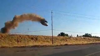 EE.UU: el preciso momento en que un auto ‘vuela’ y lanza humo antes de estrellarse en una carretera
