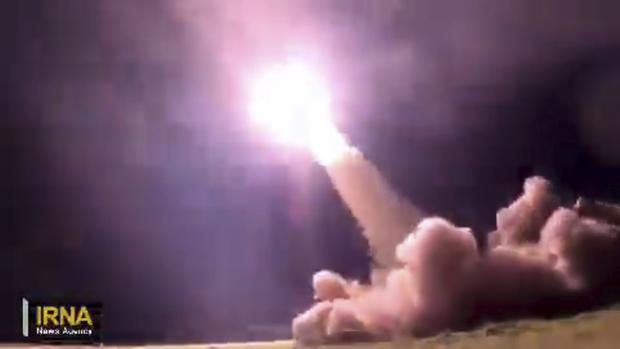 Captura de vídeo de IRNA que muestra el momento en el que la Fuerza Aeroespacial del Cuerpo de la Guardia Revolucionaria Islámica lanza los misiles balísticos en la operación del 13 de abril de 2024. (Foto de IRNA / EFE)