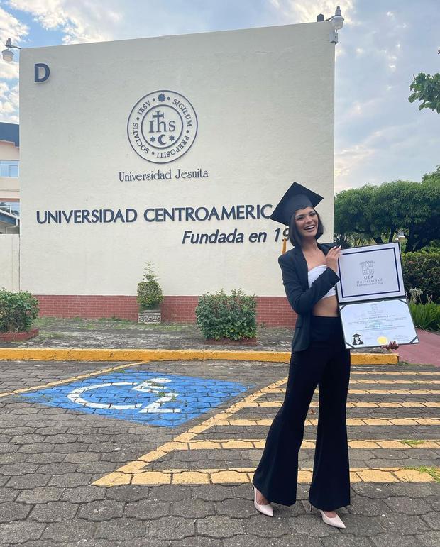 Sheynnis Palacios me diplomën e saj bachelor (Foto: @manumatusphoto / Instagram)