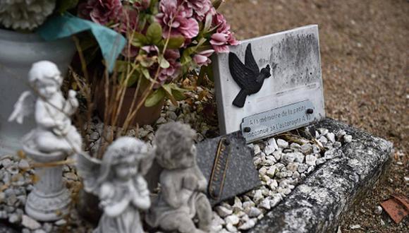 El caso afectó a los vecinos de Suèvres, que durante años depositaron flores en la tumba anónima de la pequeña. (Foto: Captura de pantalla / Emol, GDA)