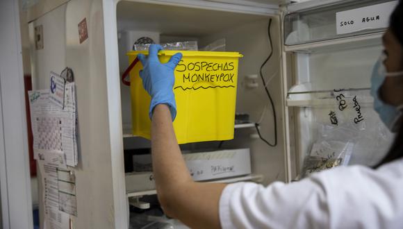 Una técnica recoge de una nevera un balde con muestras sospechosas de viruela del mono para analizarlas en el laboratorio de microbiología del Hospital La Paz el 6 de junio de 2022 en Madrid, España. (Foto: Pablo Blazquez Dominguez/Getty Images)