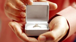 Hombre propuso matrimonio a su novia mientras lo arrestaban