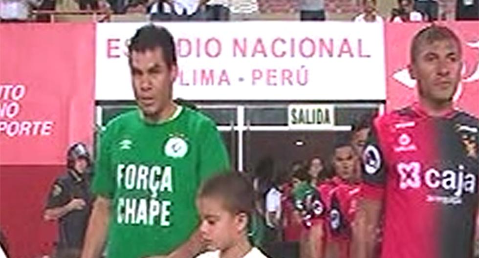 Los jugadores de Universitario y Melgar, además los hinchas presentes en el Estadio Nacional, se unieron al dolor por la tragedia del club Chapecoense. (Foto: Captura - Gol Perú)