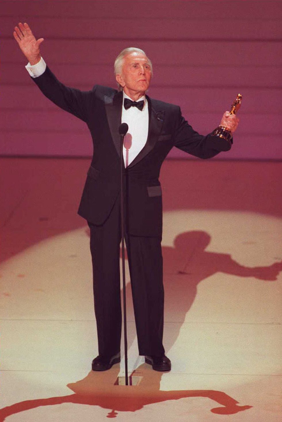 1996. El actor estadounidense Kirk Douglas saluda a la multitud en la 68 ° entrega anual de los premios de la Academia después de haber recibido un Oscar honorifico. [Foto: AFP]