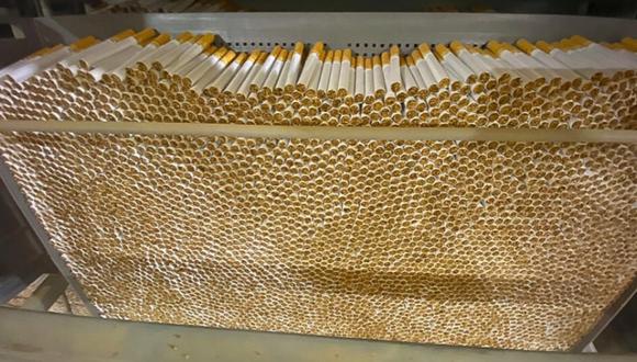 Foto publicada por las autoridades francesas el 15 de enero de 2023 de cigarrillos en una fábrica clandestina en Saint-Aubin-les-Elbeuf, en el noroeste.