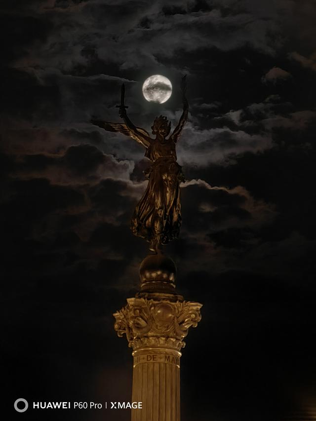 Superluna fotografiada en el  Centro Histórico de Lima.