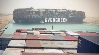 Uno de los cargueros más grandes del mundo encalla y bloquea el Canal de Suez, arteria fundamental del comercio