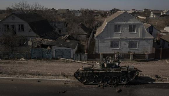 Un tanque destruido yace a la orilla de una carretera tras combates entre fuerzas ucranianas y rusas, cerca de Brovary, al norte de Kiev, Ucrania. (Foto: AP /Felipe Dana)