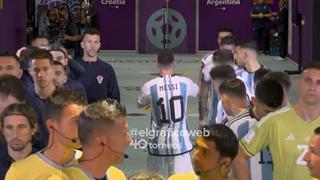 El desconcierto de Messi tras olvidar banderín en el vestuario | VIDEO