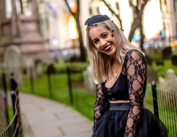 La joven celebró en un cementerio de Manhattan la 'muerte' de sus préstamos estudiantiles. Las fotos que se tomó causaron sensación en las redes sociales | Foto: Facebook / Mandy Velez