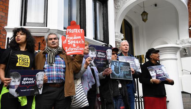 Defensores de Assange protestan contra incautación de sus bienes en Londres. (Foto: EFE)