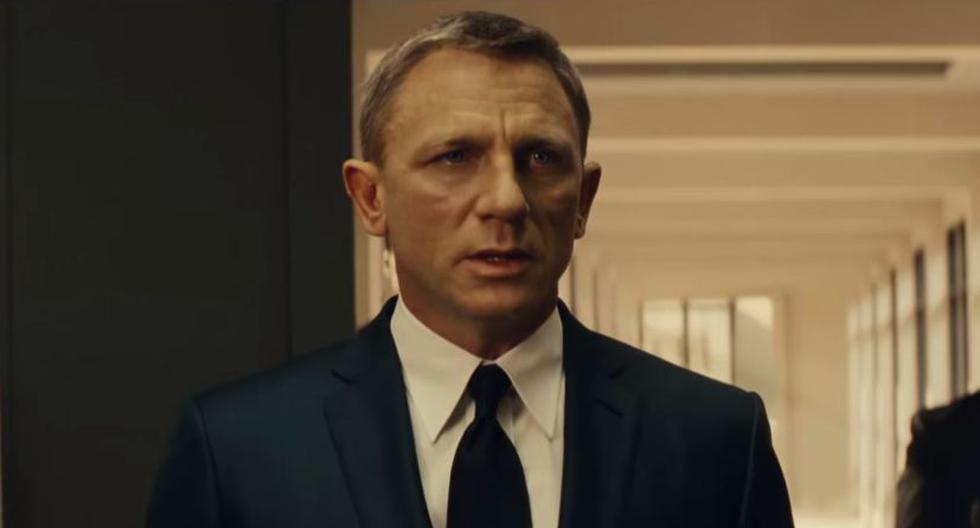 Daniel Craig is decorated by Queen Elizabeth II, in the same style as James Bond