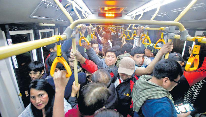 Usuarios se quejan constantemente porque este servicio ha colapsado: largas colas y buses repletos son problemas de todos los días en el Metropolitano. (Félix Ingaruca / El Comercio)