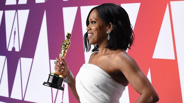 Regina King con el trofeo que ganó en el Oscar 2019 por "If Beale Street Could Talk". (Foto: AFP)