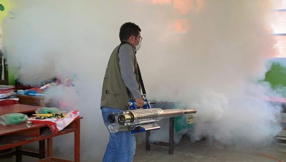 Los colegios de Chimbote son desinfectados para que los padres de familia no contraigan el COVID-19. (Foto: Andina)