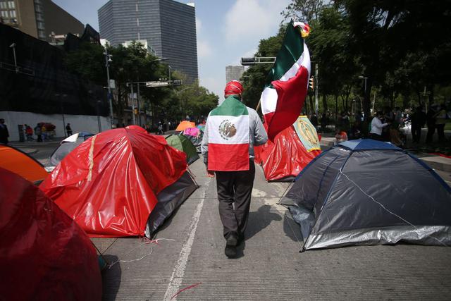 Vista del plantón de los seguidores y miembros del Frente Nacional Anti-AMLO (Frenaa), que continúa bloqueando el Paseo de La Reforma y la Avenida Juárez, con tiendas de campaña en Ciudad de México. (EFE/Sáshenka Gutiérrez).
