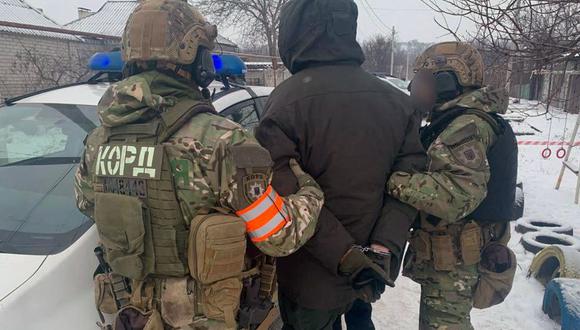 El arresto del soldado Artemy Ryabchuk en Dnipro, Ucrania, tras matar a cinco de sus compañeros. (STR / UKRAINIAN MINISTRY OF INTERNAL AFFAIRS / AFP).