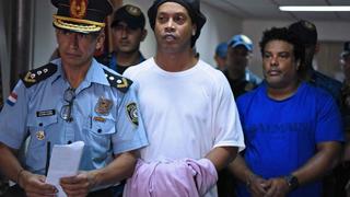 Justicia paraguaya ordenó prisión preventiva contra Ronaldinho y su hermano tras falsificar sus pasaportes