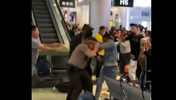 La violenta pelea entre un pasajero y un policía que paralizó el Aeropuerto Internacional de Miami. (Captura de video).
