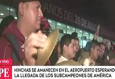 Selección peruana: cientos de hinchas esperaron a la 'Blanquirroja' en el aeropuerto | VIDEO