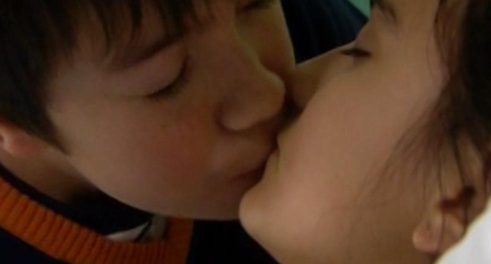 De Vuelta Al Barrio: Pedrito le roba un beso a Lily. (Foto: Captura América TV)