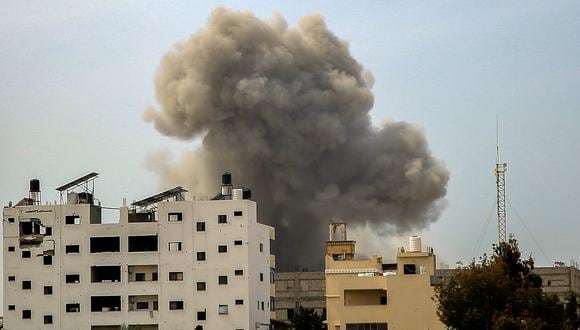 El humo se eleva sobre los edificios durante un ataque israelí en las cercanías del hospital al-Shifa en la ciudad de Gaza el 28 de marzo de 2024. (Foto de AFP)