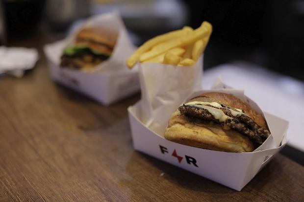 Much Cheese Burguer and Rocker Burguer are served at the Food Rockers location, inside the Mercado San Ramón on the new Calle las Pizzas.  (Photo: Anthony Niño de Guzmán / GEC)