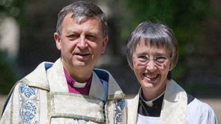 Inglaterra: Primer matrimonio de obispos en Iglesia Anglicana