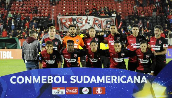 Newell's Old Boys players pose for a picture before the Copa Sudamericana group stage second leg football match between Newell's Old Boys and Blooming at the Marcelo Alberto Bielsa stadium in Rosario, Argentina, on April 18, 2023. (Photo by Marcelo Manera / AFP)
