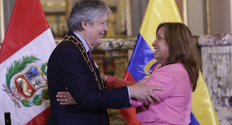 Dina Boluarte condecoró con la orden del sol al presidente del Ecuador, próximo en dejar el cargo, Guillermo Lasso. Ambos empatan en baja aprobación. Foto: Presidencia
