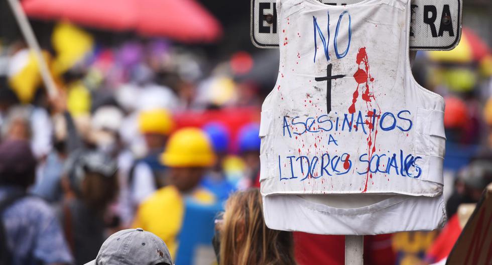 Fotografía de archivo fechada el 2 de junio de 2021 que muestra un chaleco con un mensaje que pide el alto a los asesinatos de líderes sociales durante una jornada de protestas del Paro Nacional, en Cali, Colombia. (EFE/ Ernesto Guzmán Jr).
