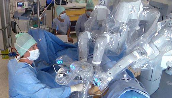 Usan robot para extraer y trasplantar riñón por la vagina