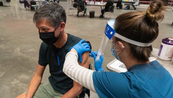 Un centro de atención médica administra una dosis de la vacuna Pfizer-BioNTech Covid-19 dentro del Viejas Arena en el campus de la Universidad Estatal de San Diego en San Diego, California, EE.UU. (Foto: Bing Guan / Bloomberg).