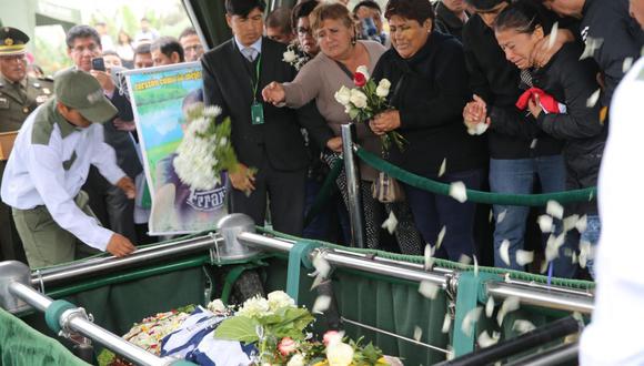 Uno de los jóvenes fallecidos durante entrenamiento militar fue sepultado hoy en el cementerio Jardines del Buen retiro de Puente Piedra. (Fotos: Andina)